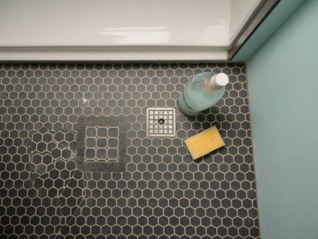 Comment rénover le sol d'une douche italienne efficacement et durablement