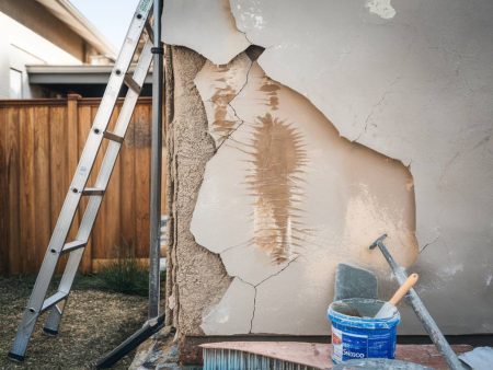 Crépi extérieur qui s'effrite : causes, solutions et réparation d'enduit