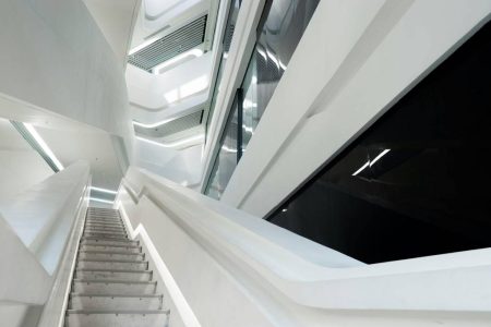 Tôle alu : ses usages méconnus dans l’industrie et le design
