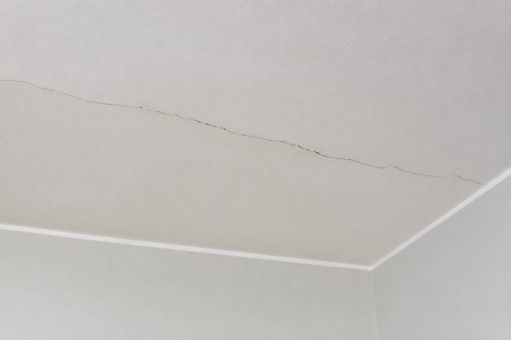 Fissures dans le plafond : causes, risques et solutions pour votre maison Fissures dans le plafond : causes, risques et solutions pour votre maison