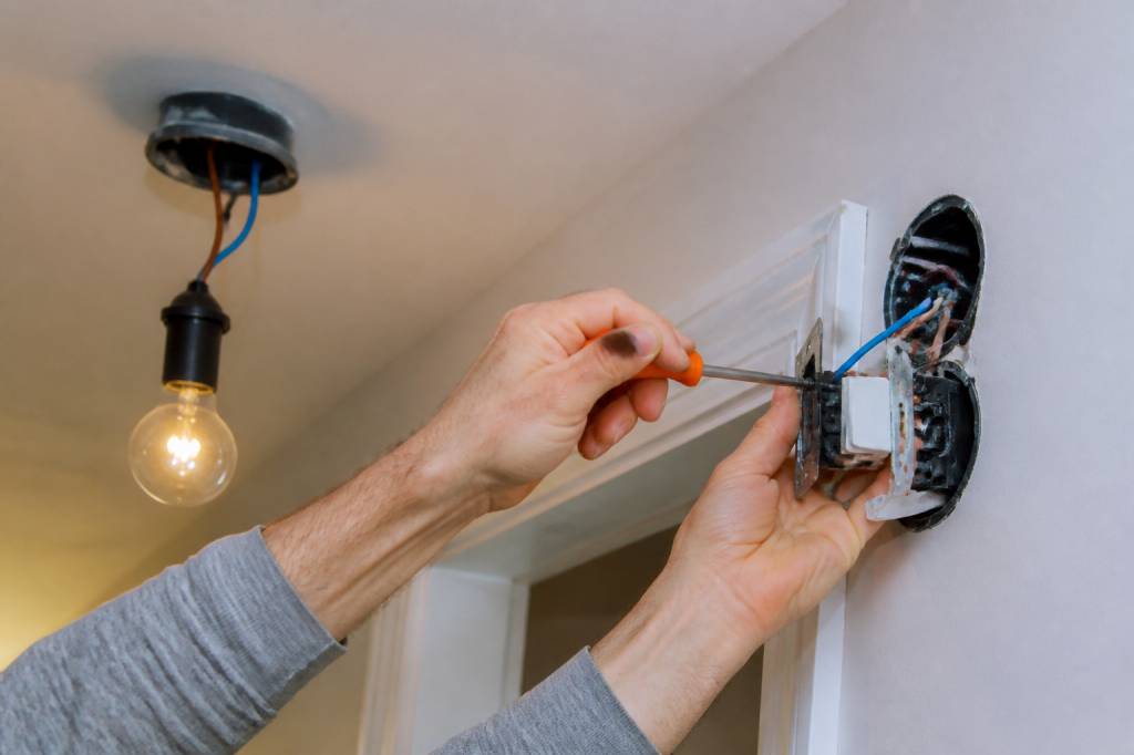 Branchement ampoule interrupteur : guide pratique pour réussir son installation électrique Branchement ampoule interrupteur : guide pratique pour réussir son installation électrique
