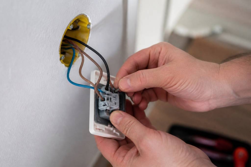 Branchement bouton poussoir 4 fils : guide complet pour une installation électrique réussie Branchement bouton poussoir 4 fils : guide complet pour une installation électrique réussie