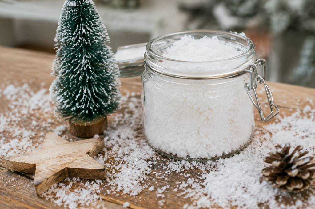 Comment faire de la fausse neige pour décoration : astuces et matériaux à utiliser Comment faire de la fausse neige pour décoration : astuces et matériaux à utiliser