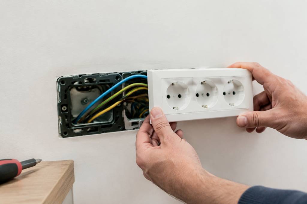 Branchement bloc 3 prises Legrand : les étapes pour une installation sûre et conforme Branchement bloc 3 prises Legrand : les étapes pour une installation sûre et conforme